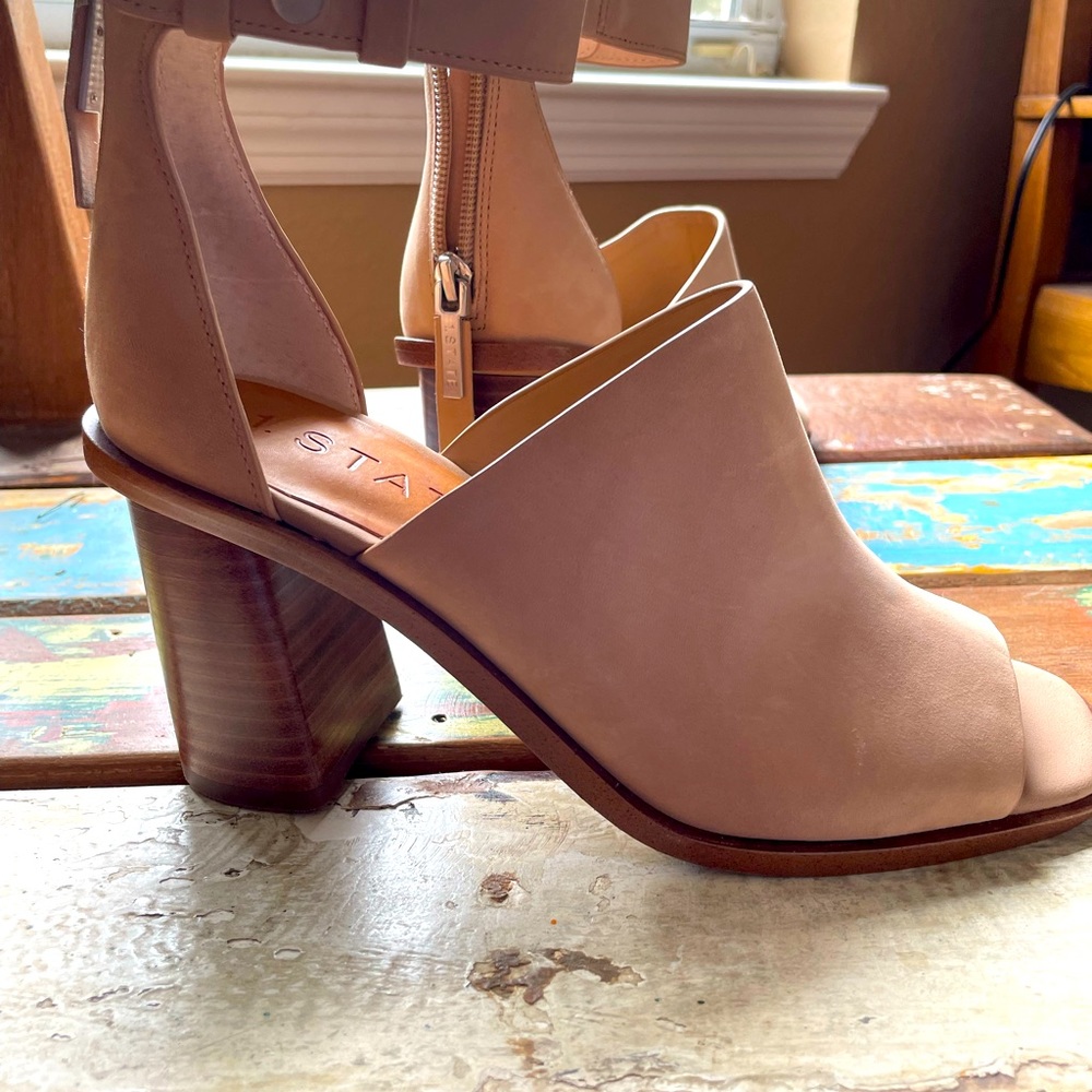SOLD
size 7 1/2 M / European 38. I STATE LEATHER SANDALS